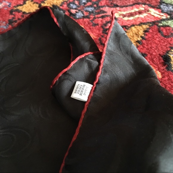 English silk black & red pocket square - Picture 4 of 4